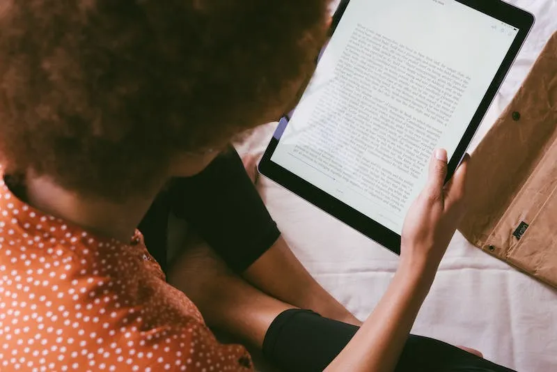 The best E-readers for reading in bed 2023
